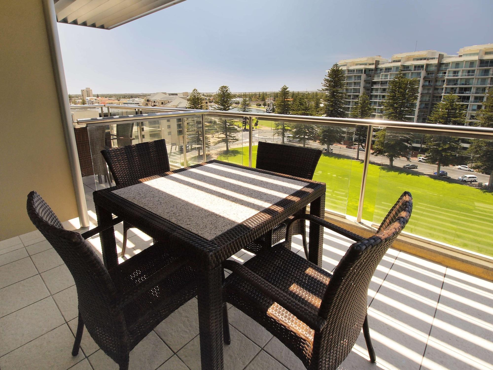 Oaks Glenelg Plaza Pier Suites Adelaide Exterior photo