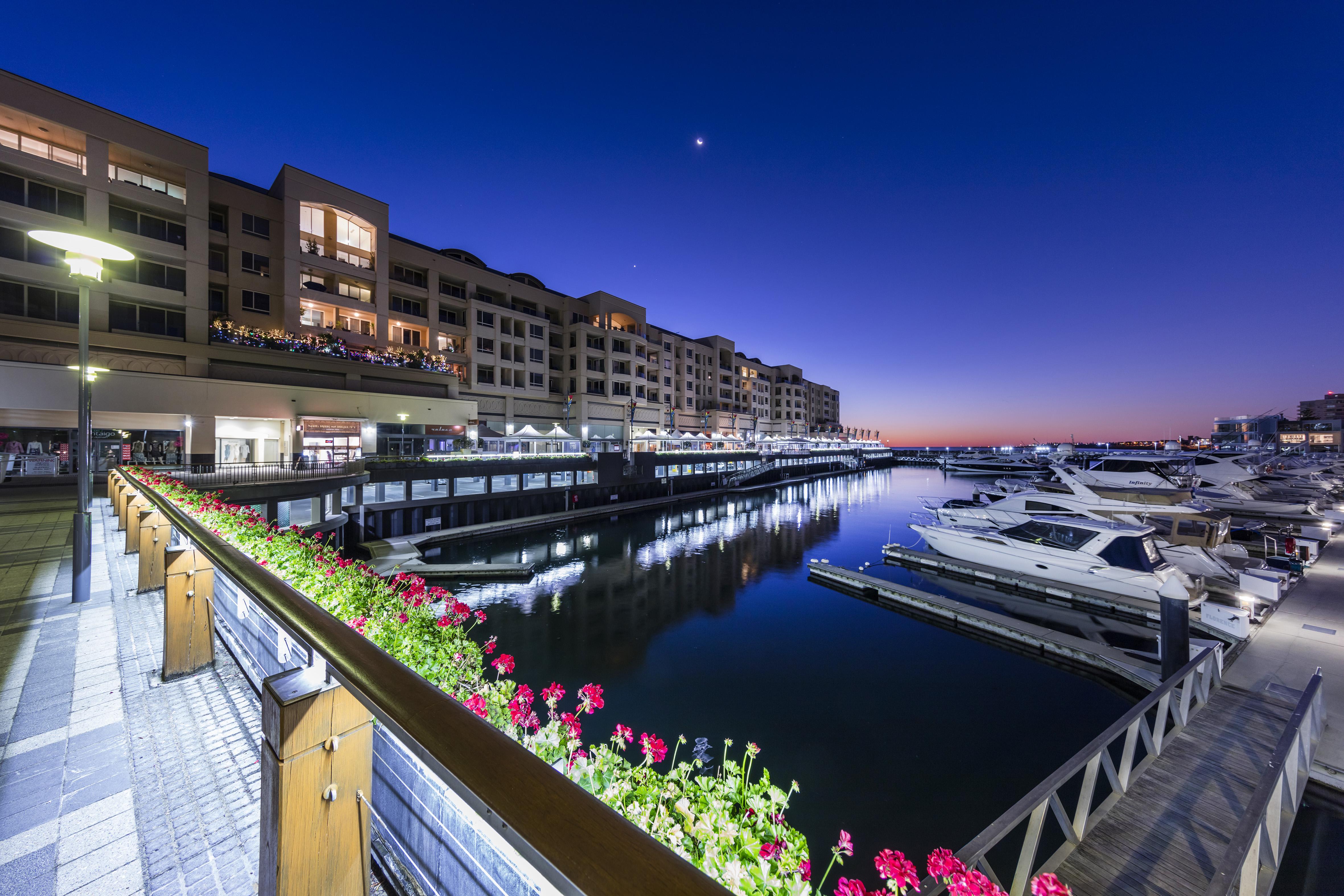 Oaks Glenelg Plaza Pier Suites Adelaide Exterior photo