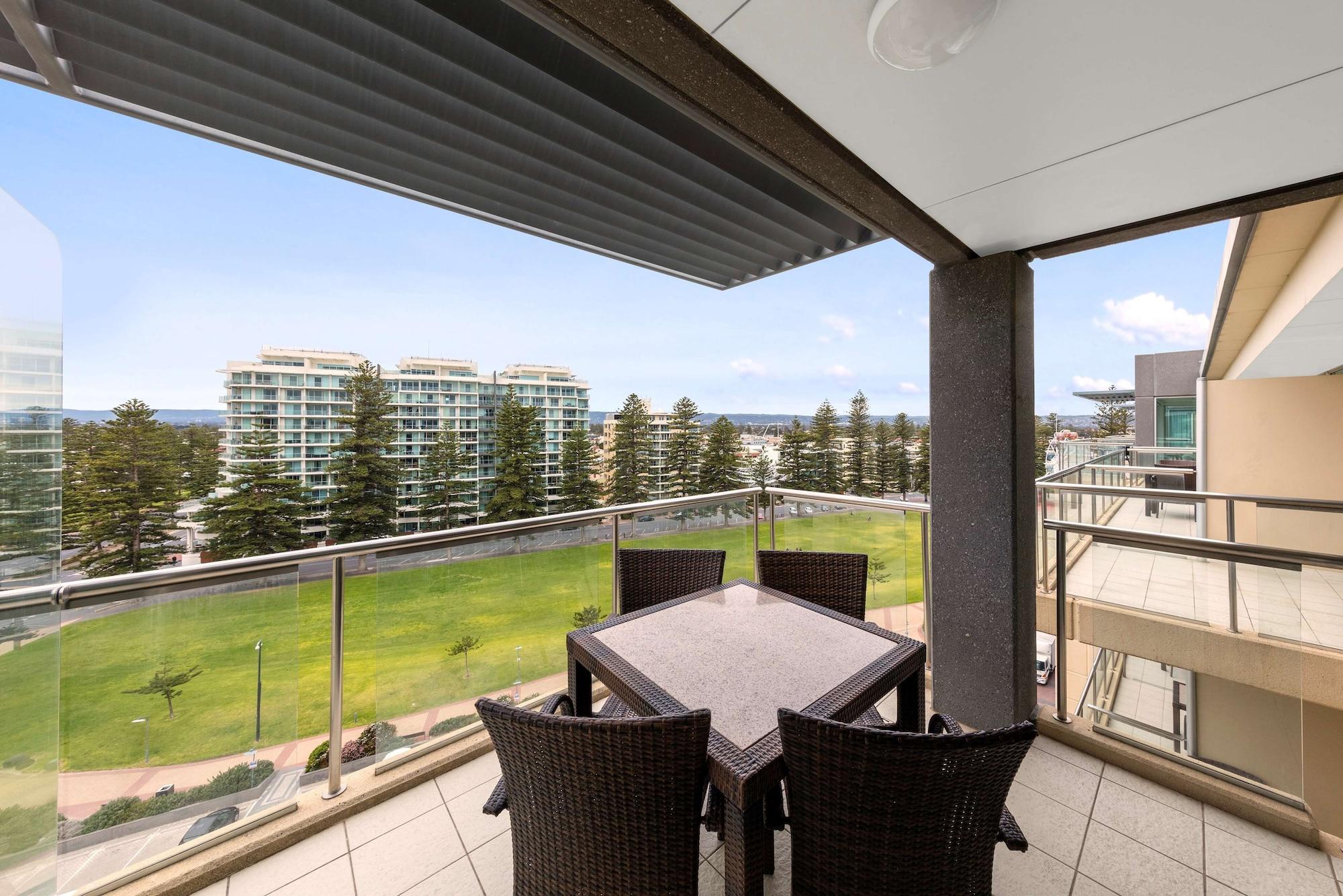 Oaks Glenelg Plaza Pier Suites Adelaide Exterior photo